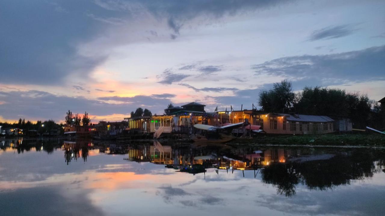 Hotel Houseboat New Suzan Srīnagar Zewnętrze zdjęcie