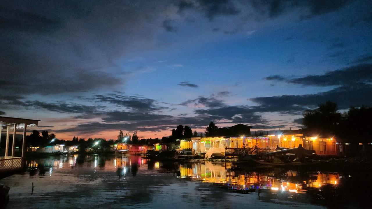 Hotel Houseboat New Suzan Srīnagar Zewnętrze zdjęcie