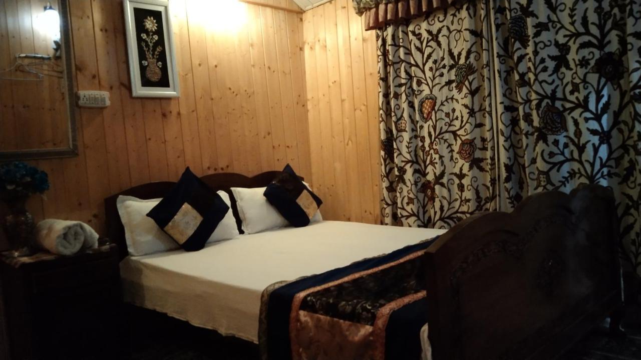 Hotel Houseboat New Suzan Srīnagar Zewnętrze zdjęcie