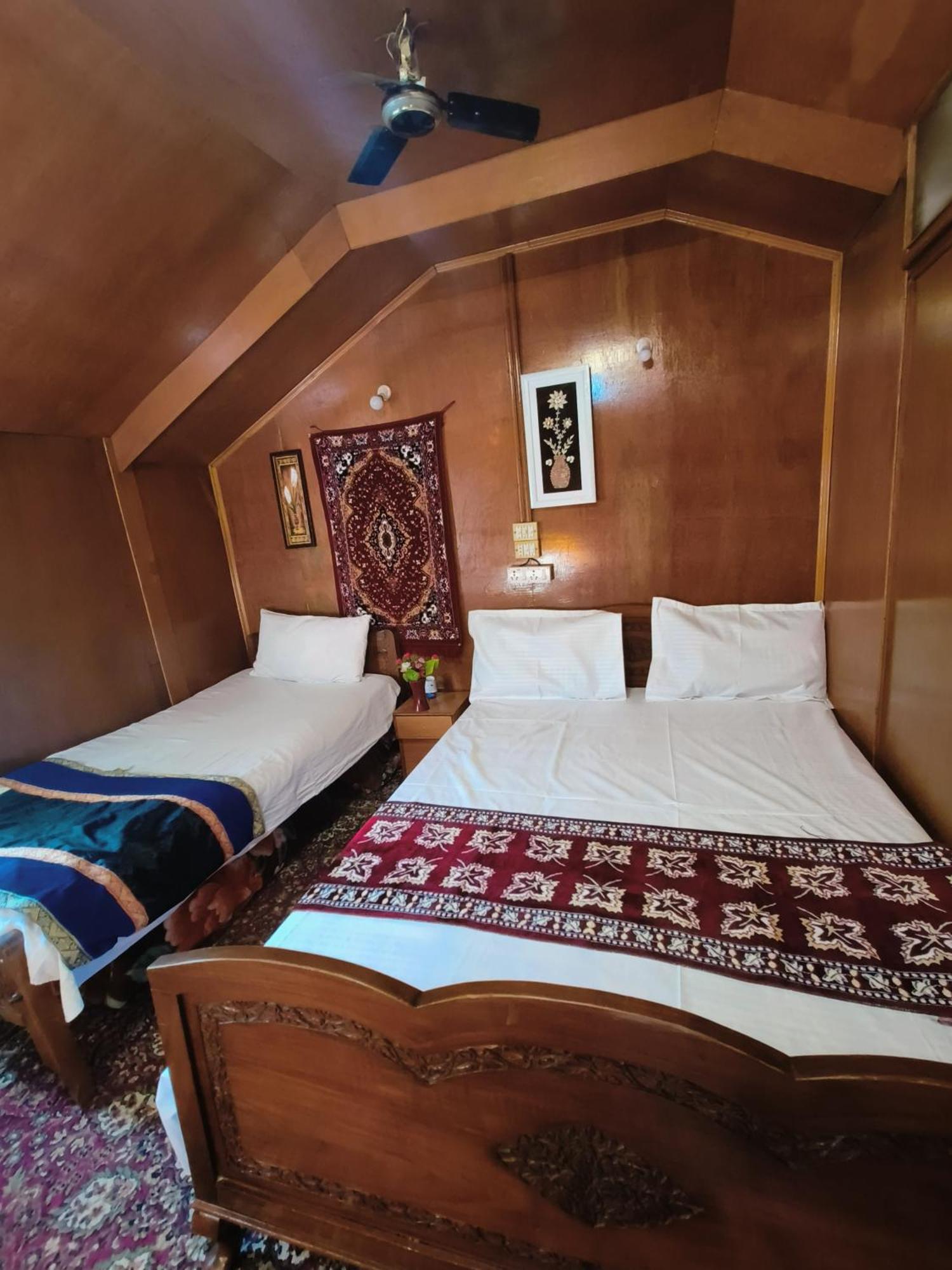 Hotel Houseboat New Suzan Srīnagar Zewnętrze zdjęcie