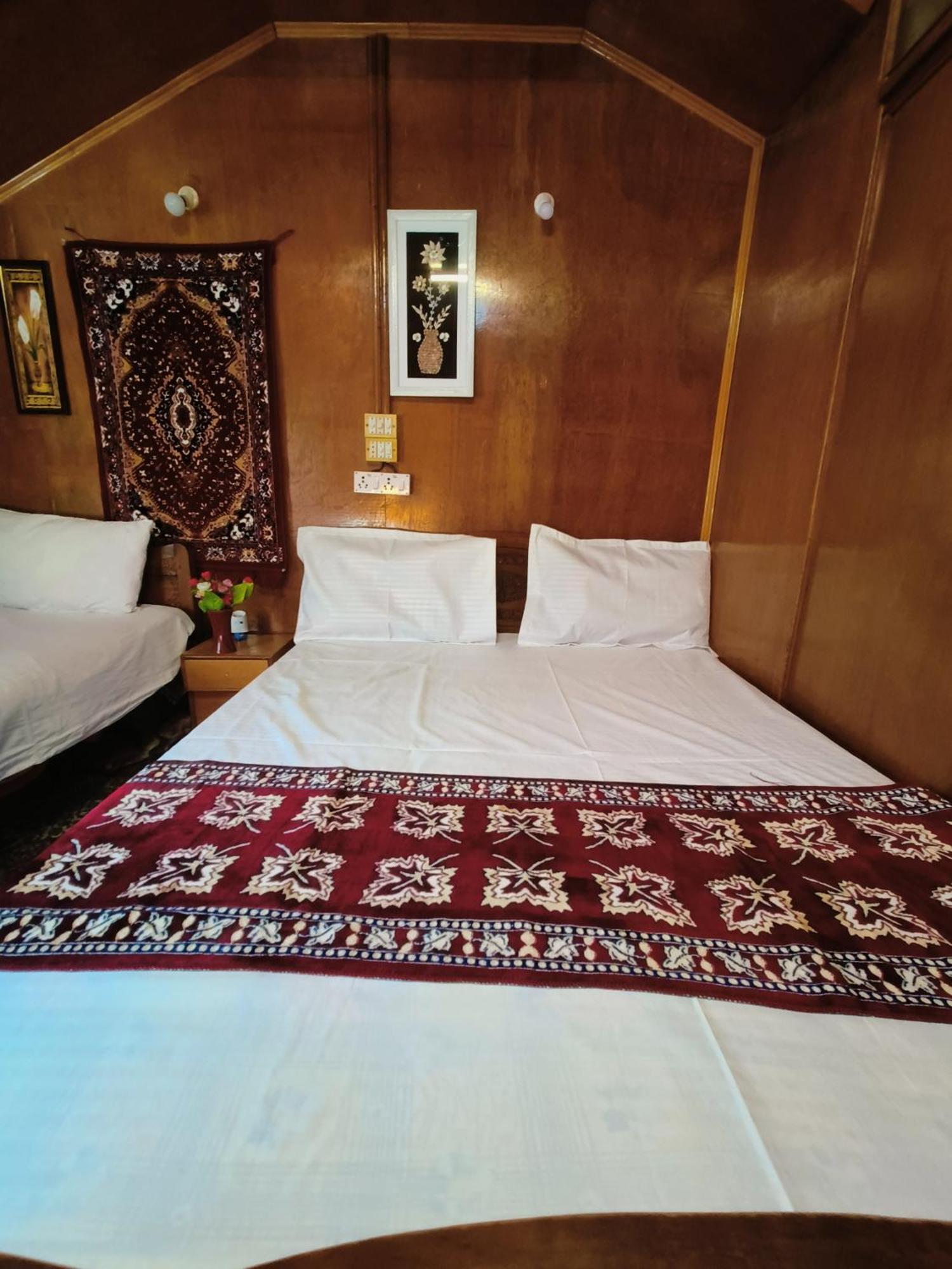 Hotel Houseboat New Suzan Srīnagar Zewnętrze zdjęcie