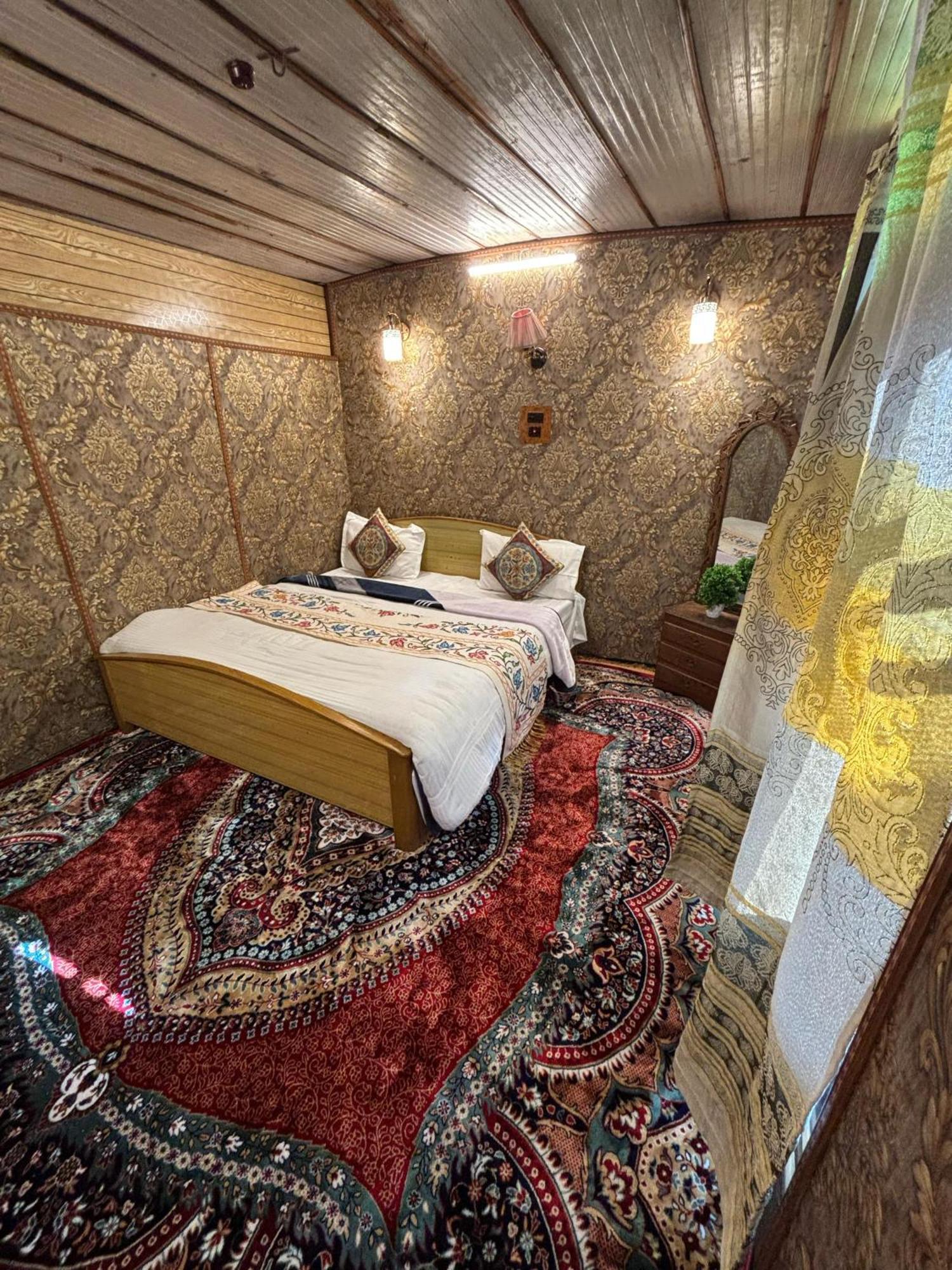 Hotel Houseboat New Suzan Srīnagar Zewnętrze zdjęcie