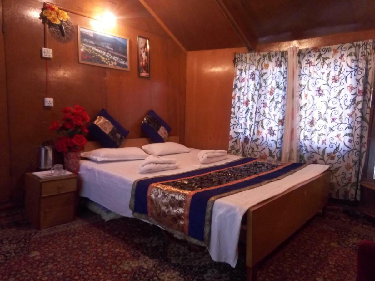 Hotel Houseboat New Suzan Srīnagar Zewnętrze zdjęcie
